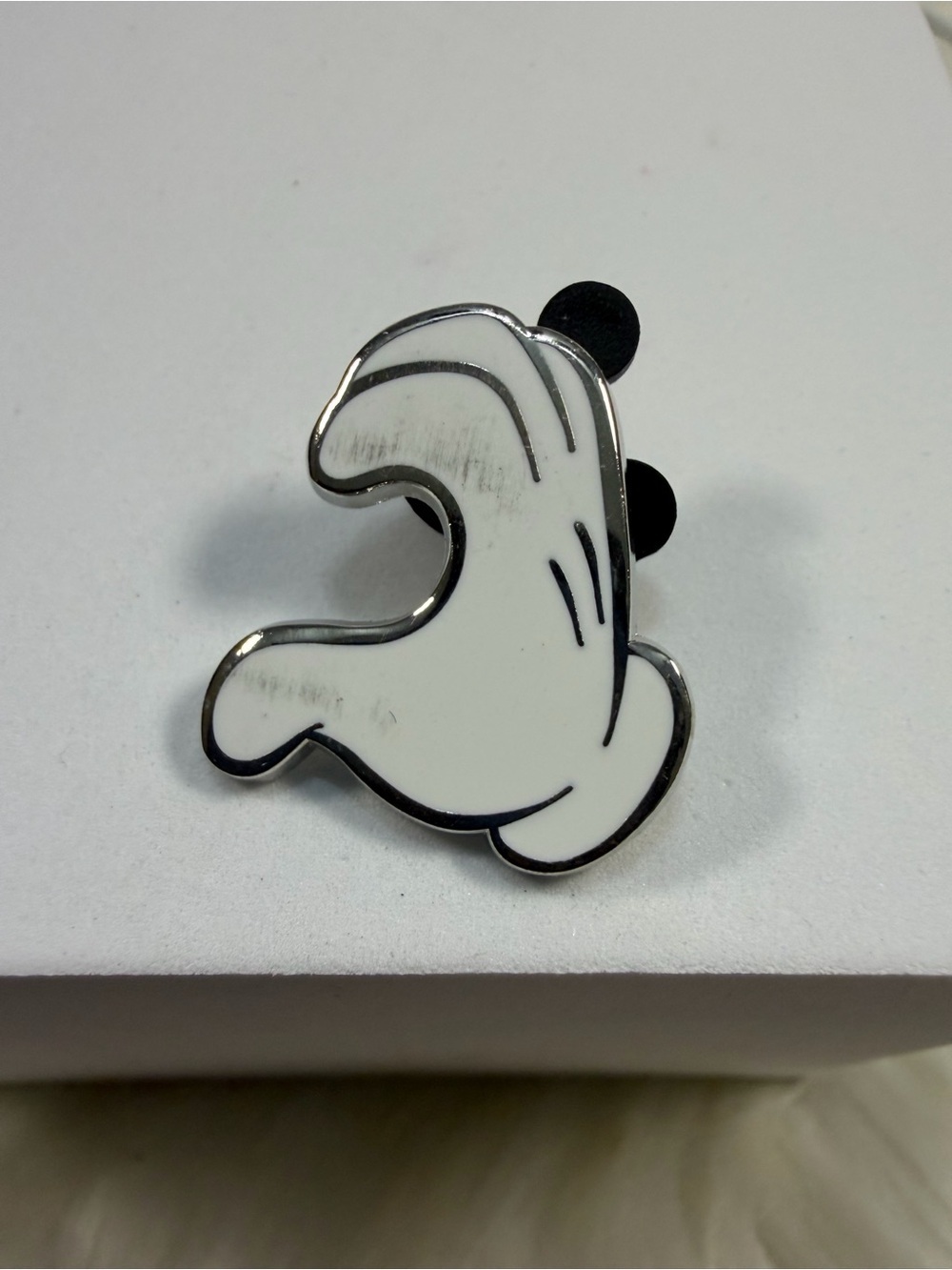 💜3/$15💜 DISNEY Enamel Pin - White Cartoon Gloved Hand